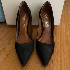 Black short hair suede pumps